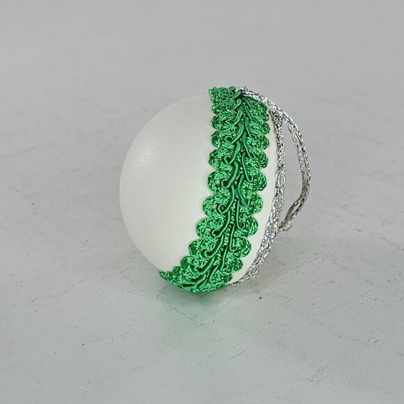 Vintage Handcrafted Eggshell Christmas Diorama Ornament With Kitten Cat & Basket - Picture 5 of 8